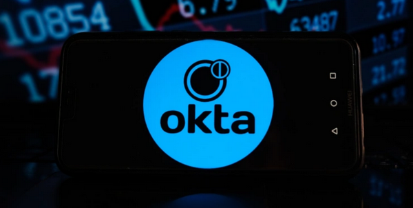 波兰 — 2021/04/08：在这张照片插图中，一个 OKTA 标志显示在智能手机上，背景是股市百分比。 （图片由 Omar Marques/SOPA Images/LightRocket 提供，来自 Getty Images）