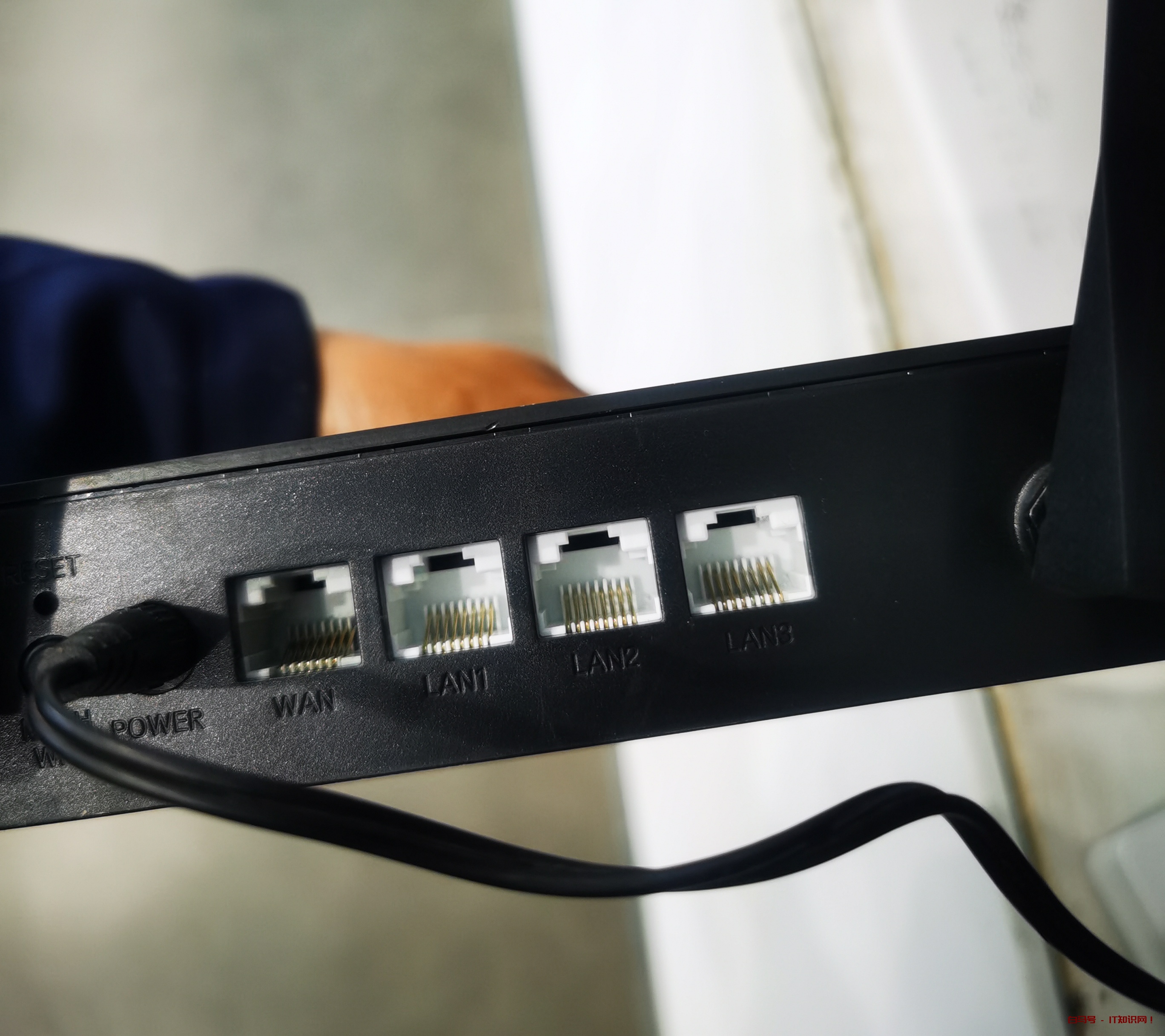 家里的网络接口不够用，加一个交换机就搞定，还能扩展路由器