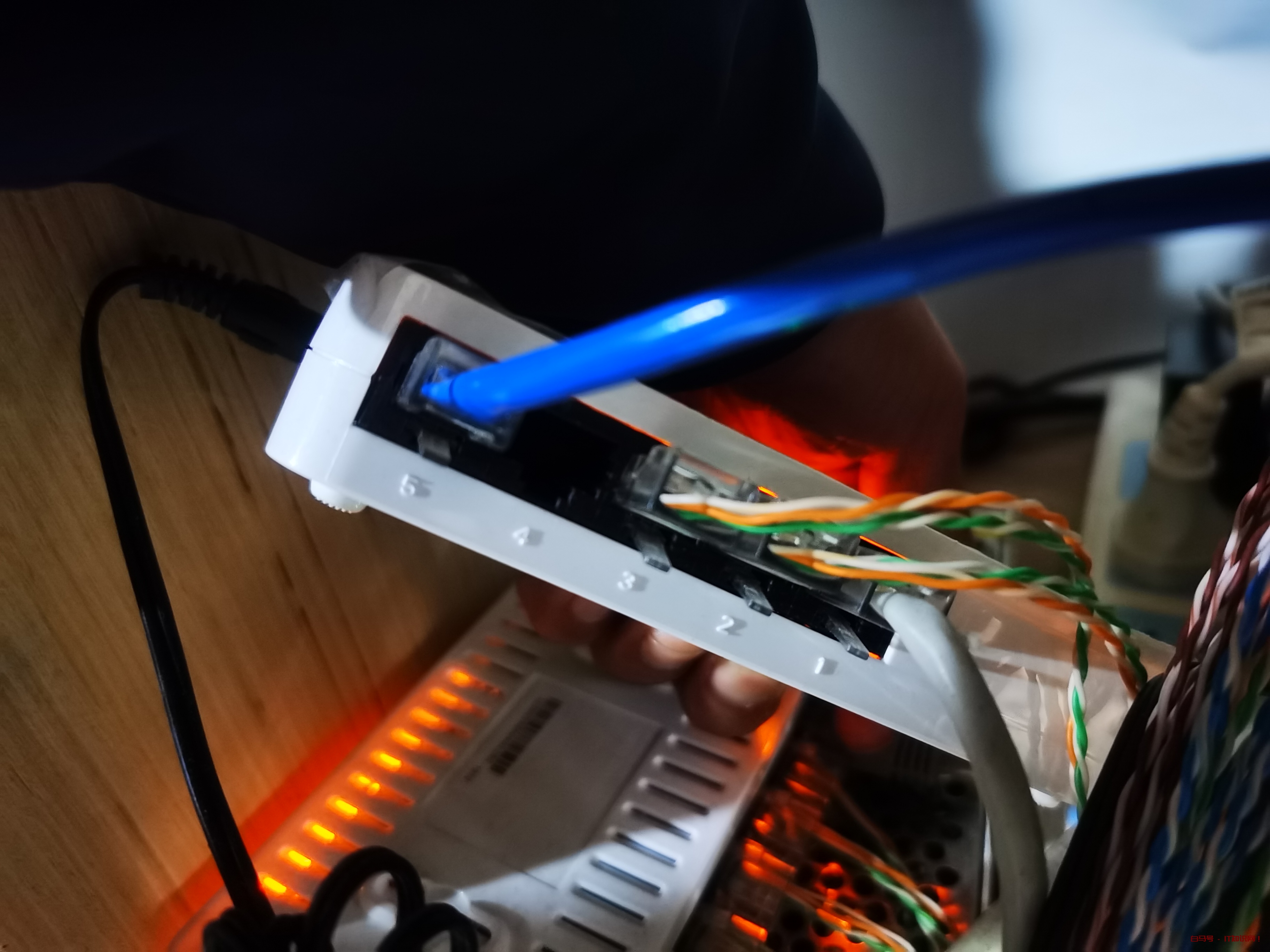 家里的网络接口不够用，加一个交换机就搞定，还能扩展路由器