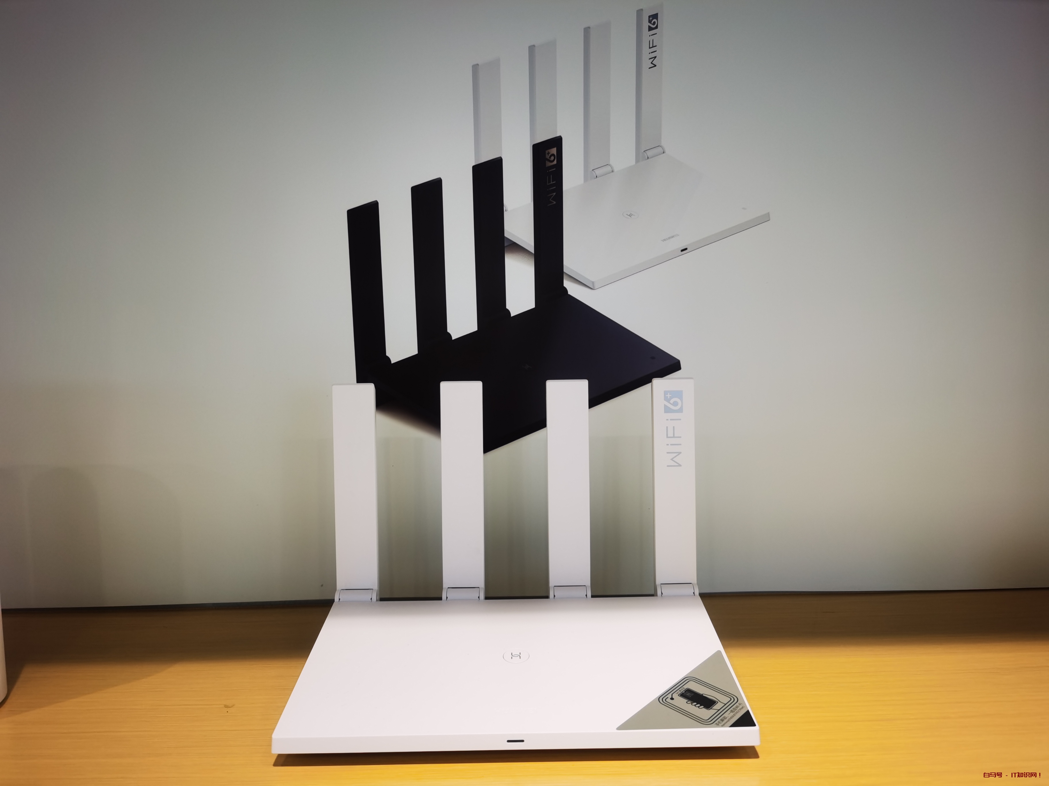 家里的网络接口不够用，加一个交换机就搞定，还能扩展路由器