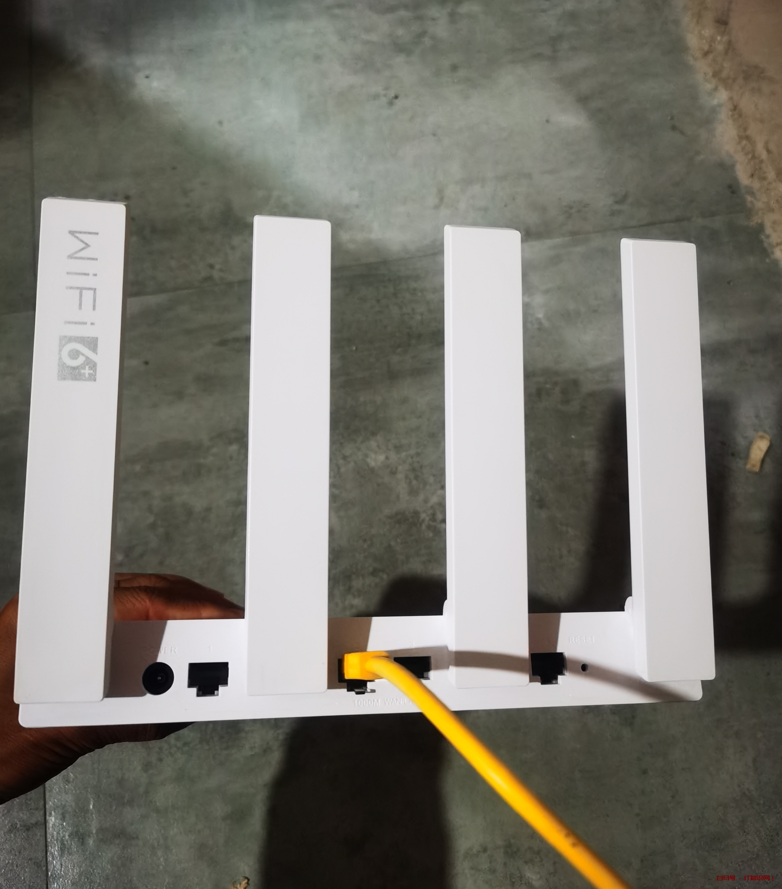 家里的网络接口不够用，加一个交换机就搞定，还能扩展路由器