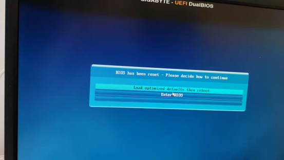 电脑开机显示GIGABYTE-UEFI DualBIOS然后不断重启