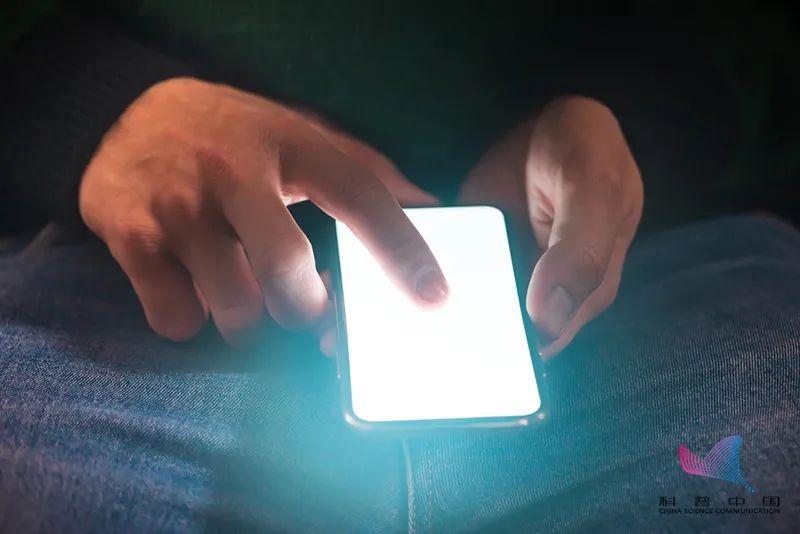 看电脑戴什么眼镜可保护眼睛和视力（电脑护目镜不是所有人都适合戴的）