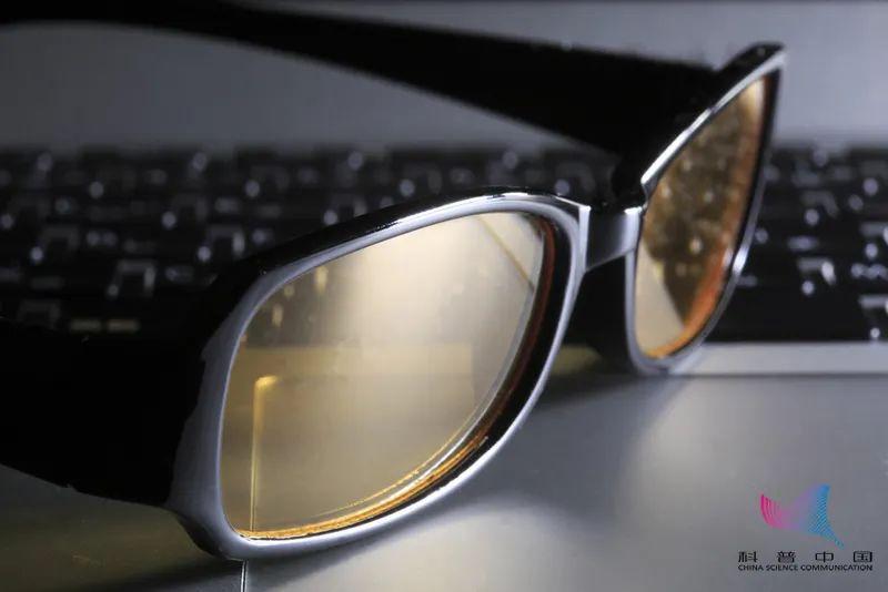 看电脑戴什么眼镜可保护眼睛和视力（电脑护目镜不是所有人都适合戴的）