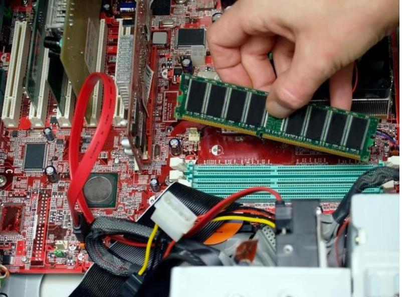 台式机显示屏无信号输入怎么办（手把手教你三个步骤轻松解决）